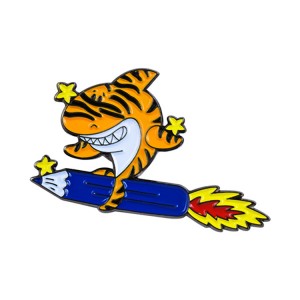 Insignias de esmalte suave con forma de ballena tigre sobre un cohete