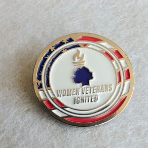 Kruhové smaltované odznaky WOMEN VETERANS IGNITED s pochodňou a vlajkou USA