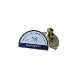 Produkcja metalowych spinek do klapy kapelusza/niestandardowego spersonalizowanego logo, miękka, twarda emaliowana spinka z luksusową kopertówką