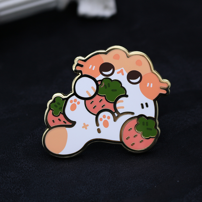 Custom-made gold-plated screen-printed cute cat eating strawberries hard enamel pin