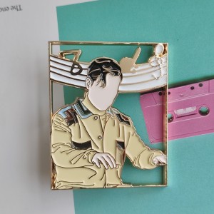 Kreskówka Modny Masowy Przezroczysty Szkło Dziewczyna Twardy Anime Metal Pin Niestandardowe Logo Wykonane Emaliowane Pin Produkcja