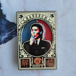 Kreskówka Modny Masowy Przezroczysty Szkło Dziewczyna Twardy Anime Metal Pin Niestandardowe Logo Wykonane Emaliowane Pin Produkcja