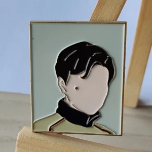 Factory manufacturer High quality brass pins popular sexy brooches pearl pin badges customization soft hard enamel custom