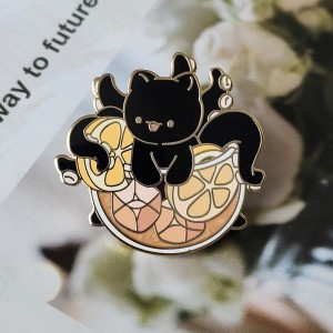 Kreskówka Modny Masowy Przezroczysty Szkło Dziewczyna Twardy Anime Metal Pin Niestandardowe Logo Wykonane Emaliowane Pin Produkcja