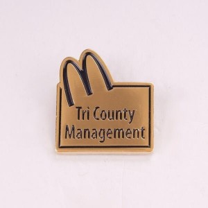 Tri County Management M 로고 소프트 에나멜 핀 모자 장식 배지
