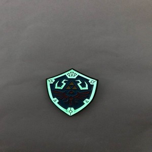 kultowe szpilki z miękkiej emalii z tarczą Hylian Shield i świecącym wzorem
